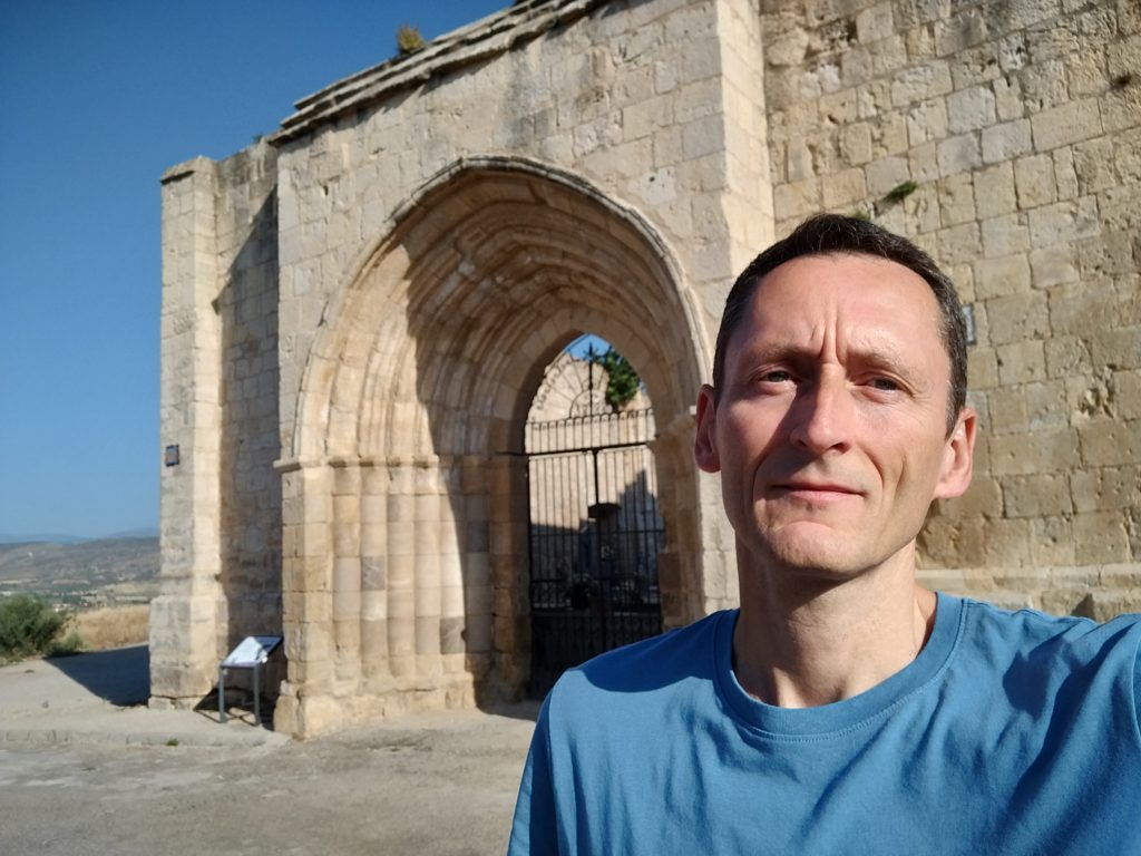 Prof. Ausín and the portal of the cemetary of Uceda.