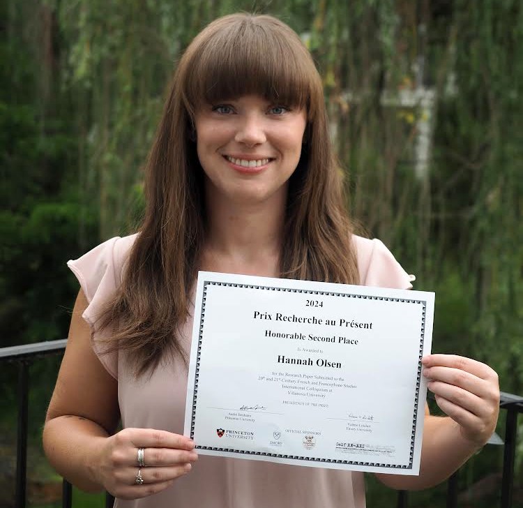 Hannah Olsen with her Prix de Recherche award.